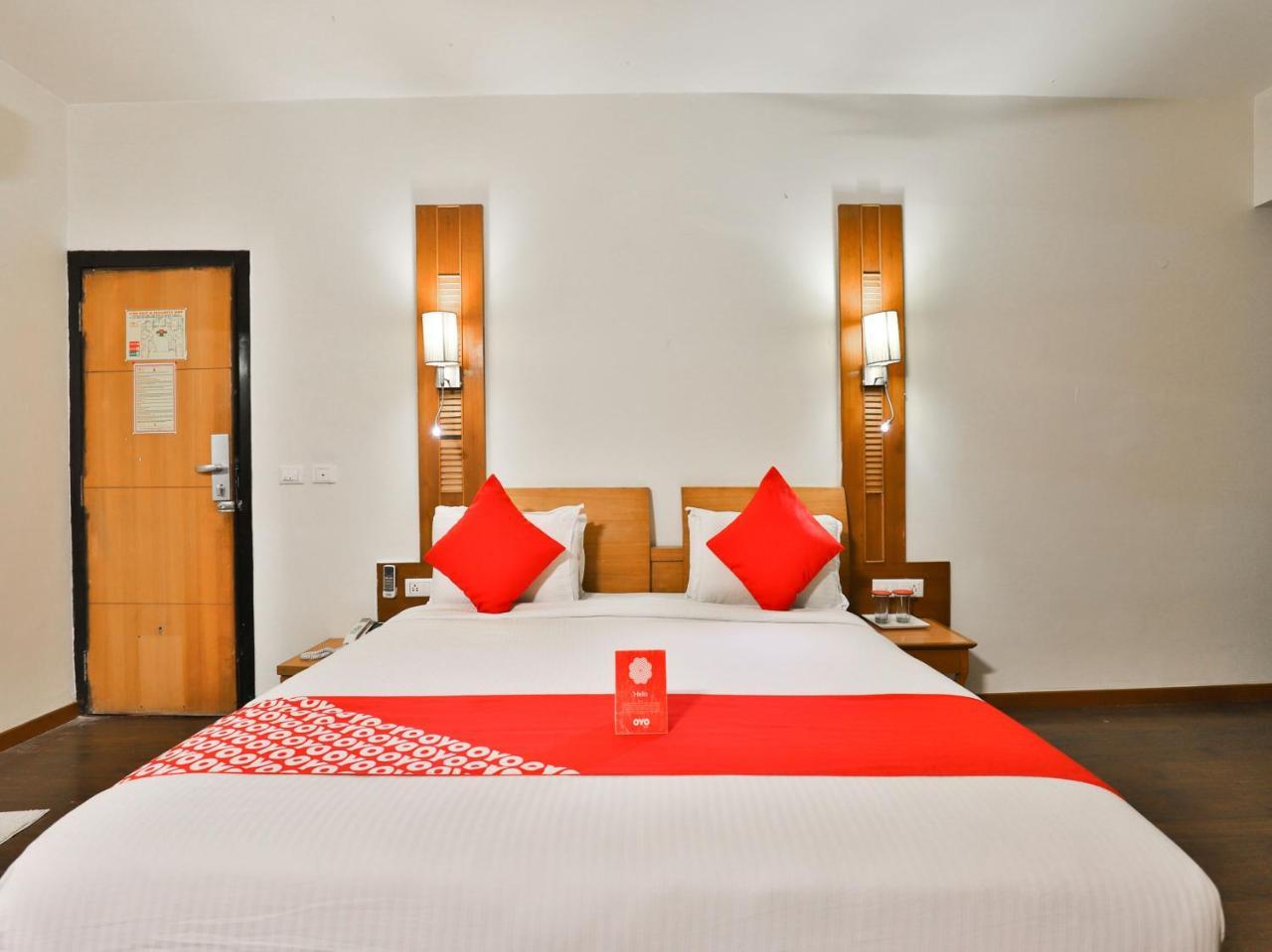 Oyo 1123 Hotel Rock Regency Ahmedabad Exterior foto
